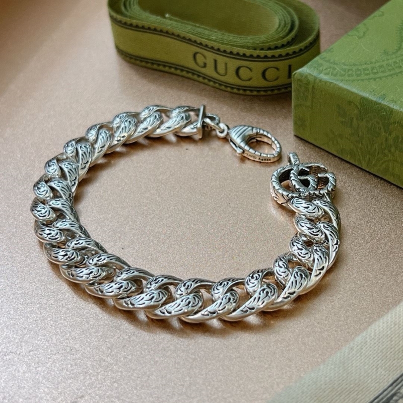 G*u*i bracelets